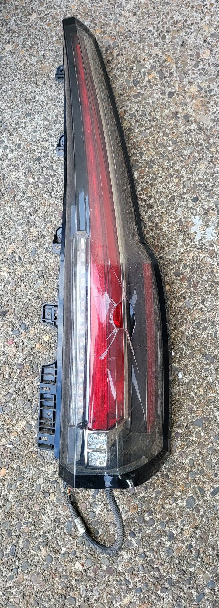 Cadillac Escalade 2015 2016 2017 2018 2019 2020 Rear Right Tail Light Cracked Assembly
