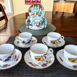 Beautiful Evesham Gold Fine Porcelain Cups And Saucers by Royal Worcester