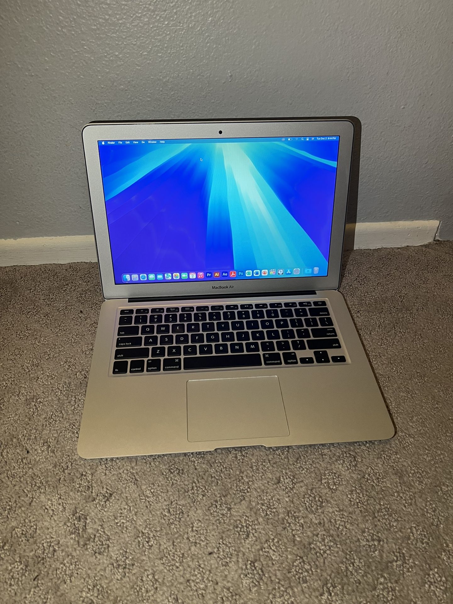 MacBook Air 13" i7,8GB, 256GB SSD, Adobe, finalCut, logicpro ms office NEW battery 🔋 or best offer