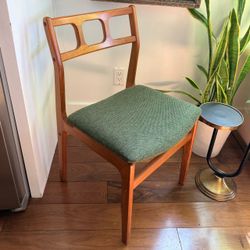 Mid-Century D-Scan Dining Chair