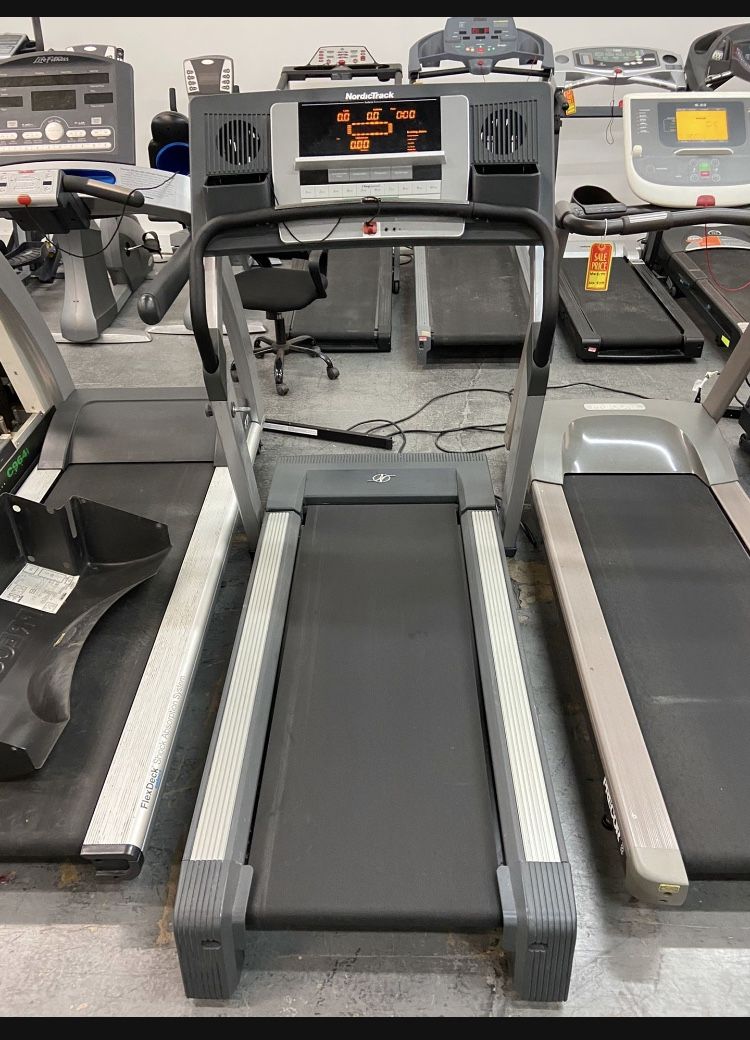 NordicTrack C2050 Folding Treadmill