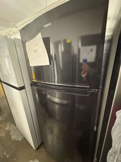 Whirlpool Top-Freezer Refrigerator Black Stainless