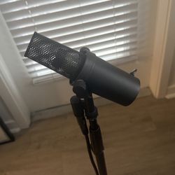 Shure SM7B Microphone (New in Box) – Studio / Podcast / Streaming Mic With Headphones 