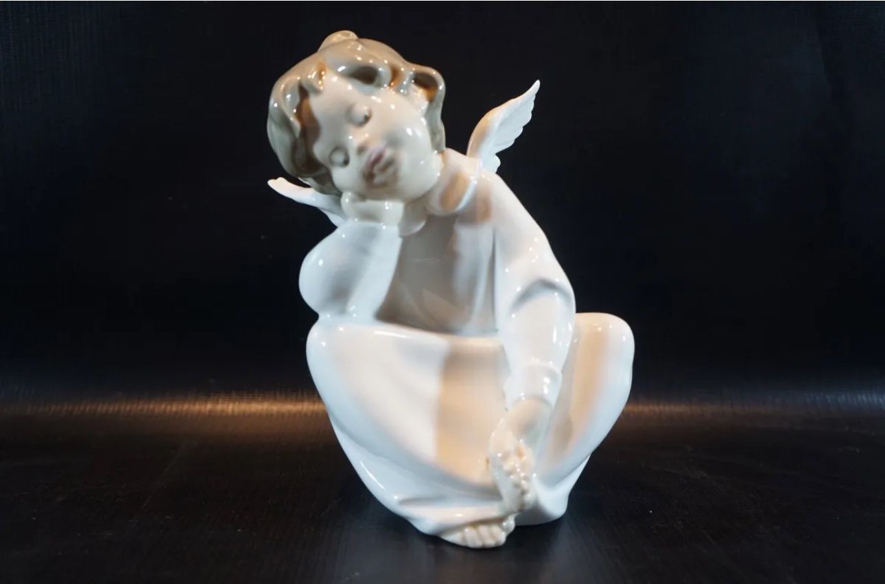 Lladro "Angel Dreaming" Figurine 4961