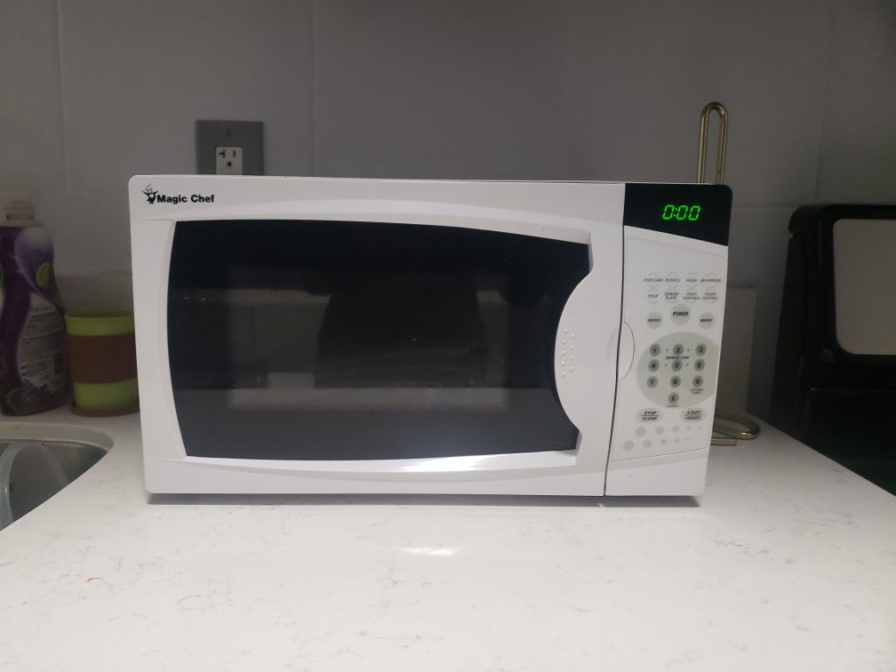 White Magic Chef 0.7 Cu. Ft. 700w Countertop Microwave Oven