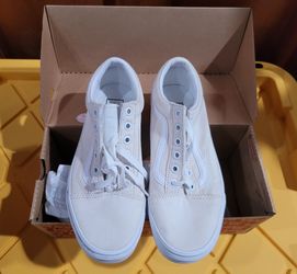Nearly New White unisex-adult Old Skool Core Classics Women 7, Men 5.5 Shoes in original box.