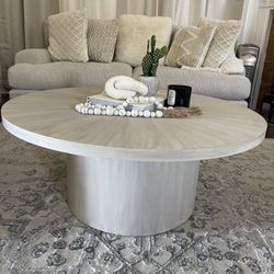 Coffee table + rug