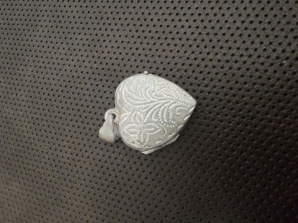 Silver Locket (READ FULL DESCRIPTION)