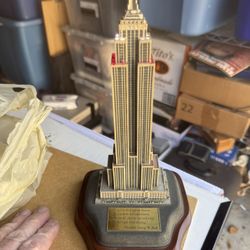 Danbury Mint Lighted Empire State Building. NO PLUG BUT IT LIGHTS WITH BATTERIES 