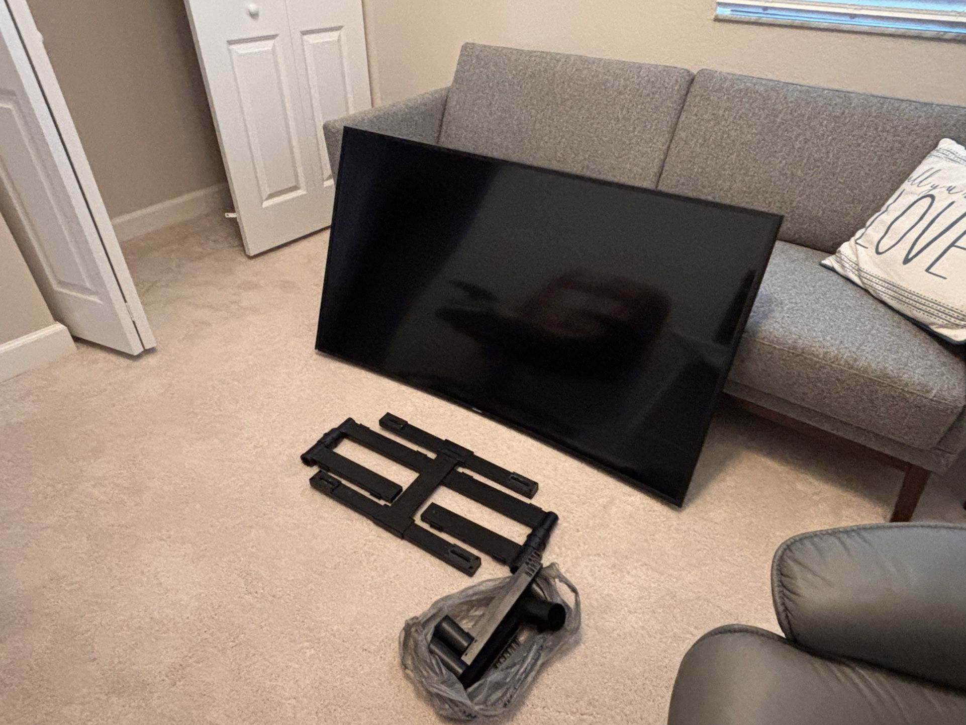 Samsung 55 Inch Flat Screen TV. Wall Mount Included