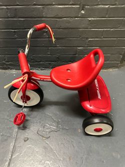 Radio flyer classic red tricycle with rear storage bin