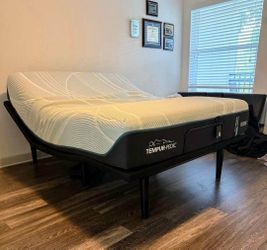 New model 2.0 King Tempurpedic ProAdapt Medium Hybrid mattress + Ergo ProSmart adjustable base