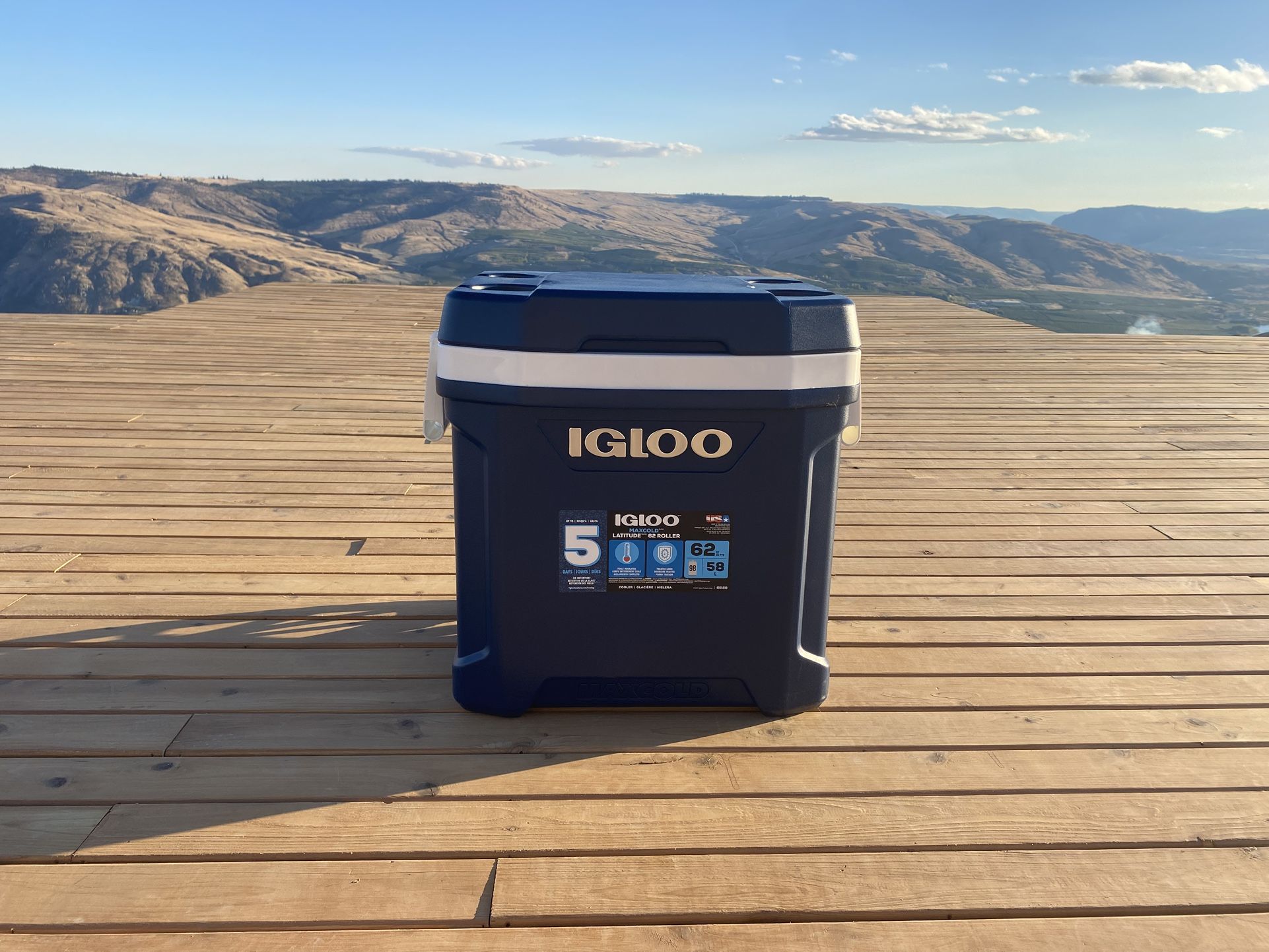 Igloo MaxCold 62 Quart Roller