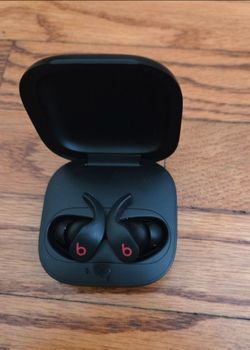 Beats Fit Pro Wireless Noise Cancelling Earbuds H1 Chip, Black only right side works , left side is no working battery doesn't hold,  no scratches