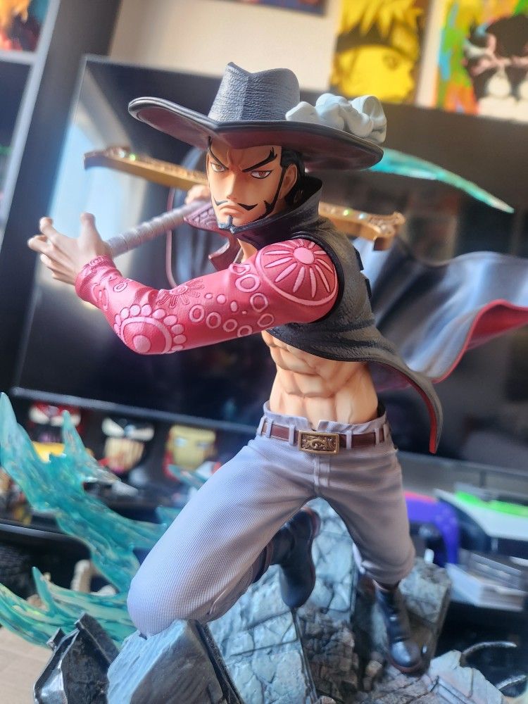 Dracule Mihawk Statue
