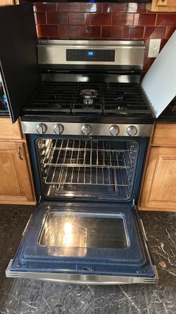 A used Samsung 6.0 cu. ft. Smart Freestanding Gas Range (Model NX60A6511SS)