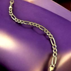 14kt 14.60g Yellow Gold Fígaro Link Bracelet.