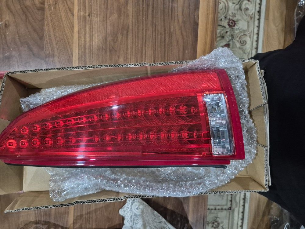 Cadillac DevilleDTS 2011 Passanger Side Taillight