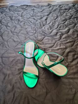 Hermosas zapatillas verdes. Beautiful green shoes.