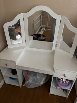 Kids vanity
