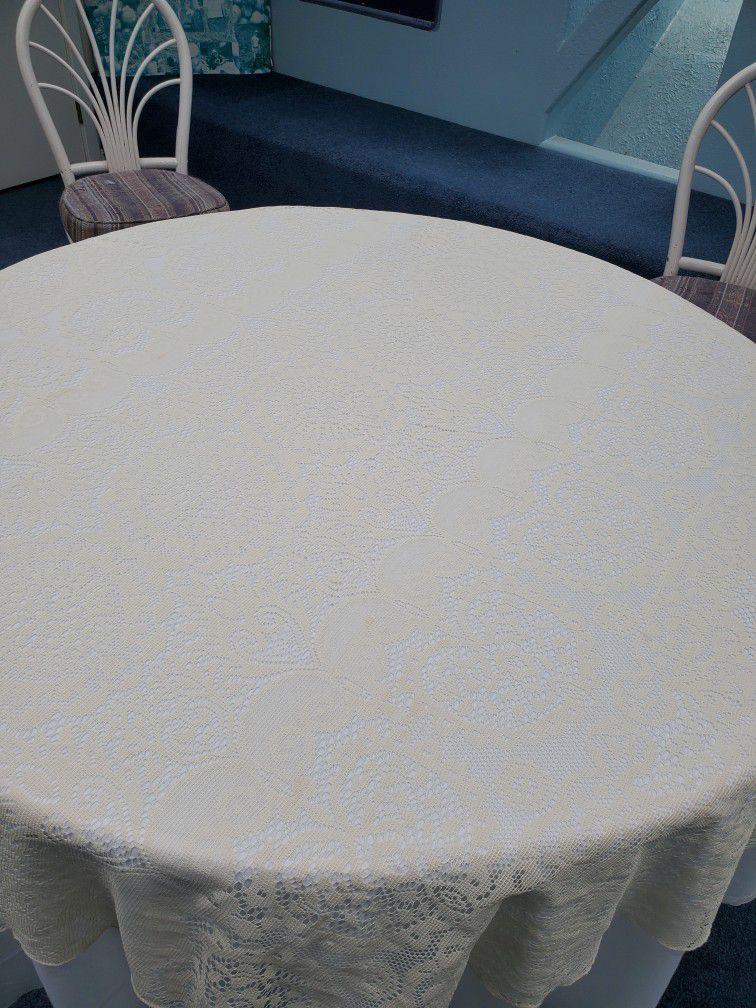 Vintage Lace Round Heart Design Table Cloth. 