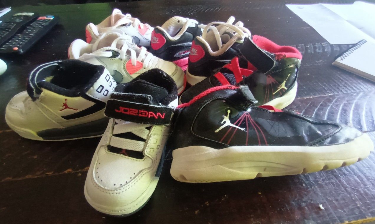 4 Pairs Of Nike Toddler Tennis Shoes.