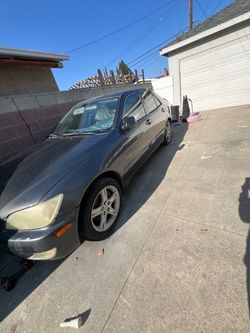 2001 IS 300 Salvage title non running