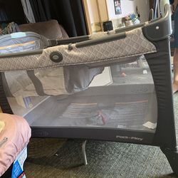 Graco pack n play w bassinet and changing bed