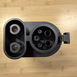 Adapter: NACS to CCS1 