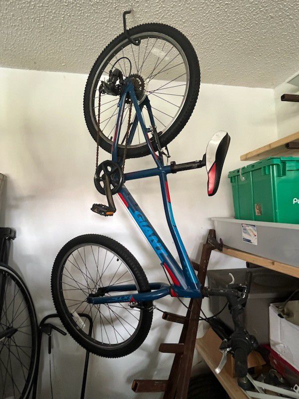 Giant XTC Bicycle. Garage Kept.