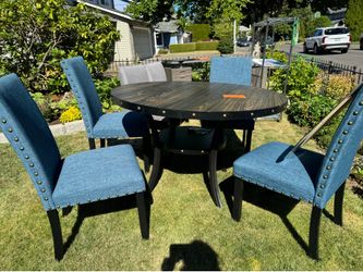 Dinning table w/ 4 chairs