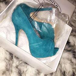 BRAND NEW 7.5 STEVE MADDEN HEELS