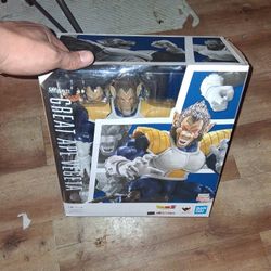 This item is a collectible action figure of Great Ape Vegeta from the Dragon Ball Z series, specifically the Bandai S.H.Figuarts version. 