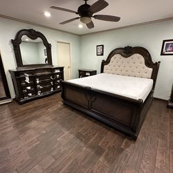 4pc king size  Bedroom Set / mattress included /   Dresser  Mirror Nightstand  Bed frame  Mattress included   Bonita recamara de 4 Piezas / Colchon In