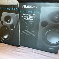 Monitores  Alesis M1 Mk3 