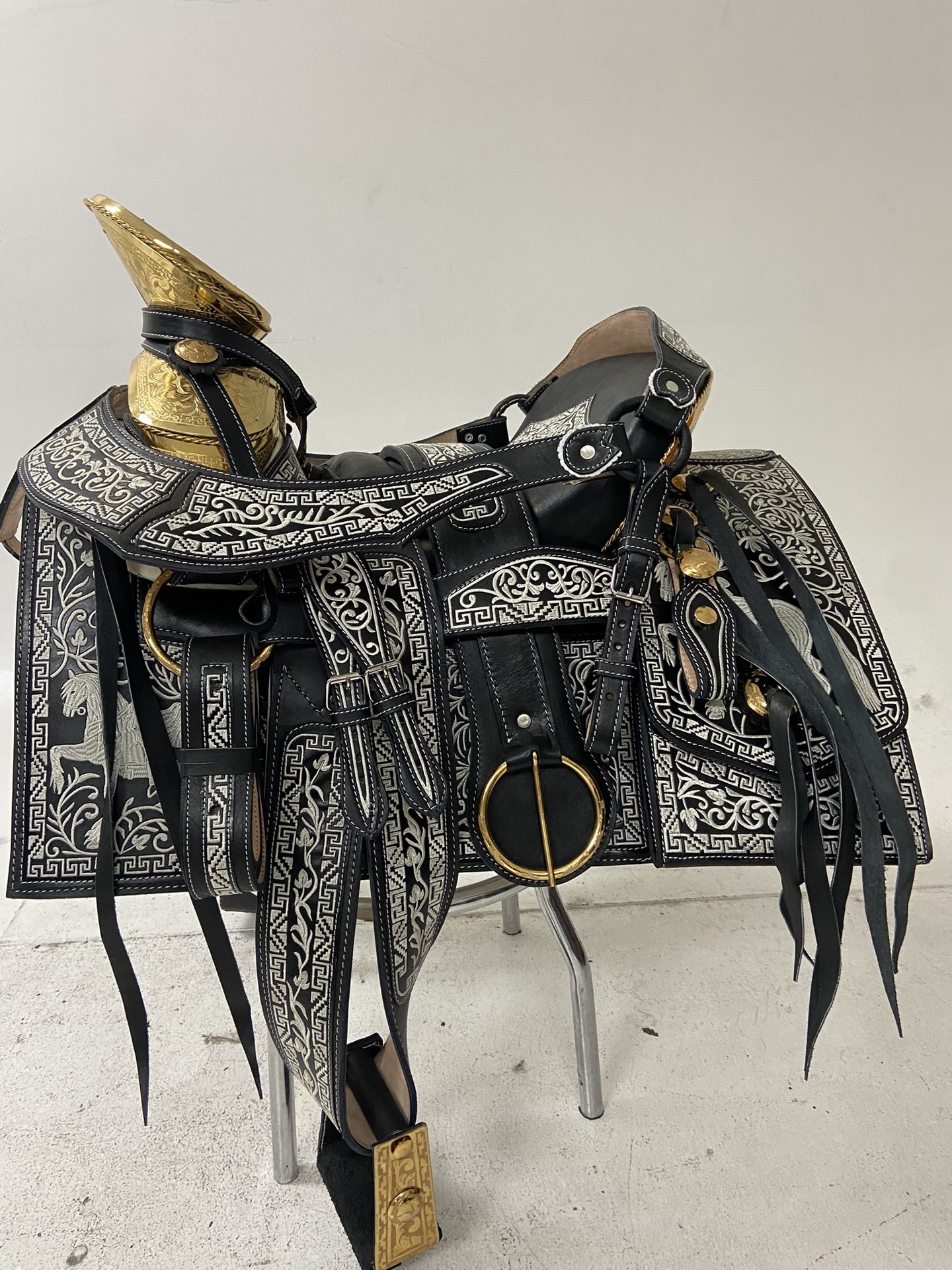 Nueva Montura Charra Bordada Con Herrage Y Fuste Chapeado En Oro