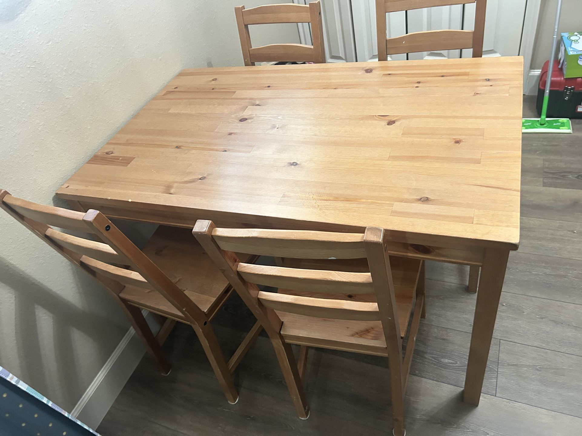 Table With 4 Matching Chairs 