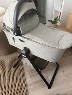 NUNA DEMI bassinet with stand