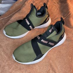Women’s size 8 Puma 