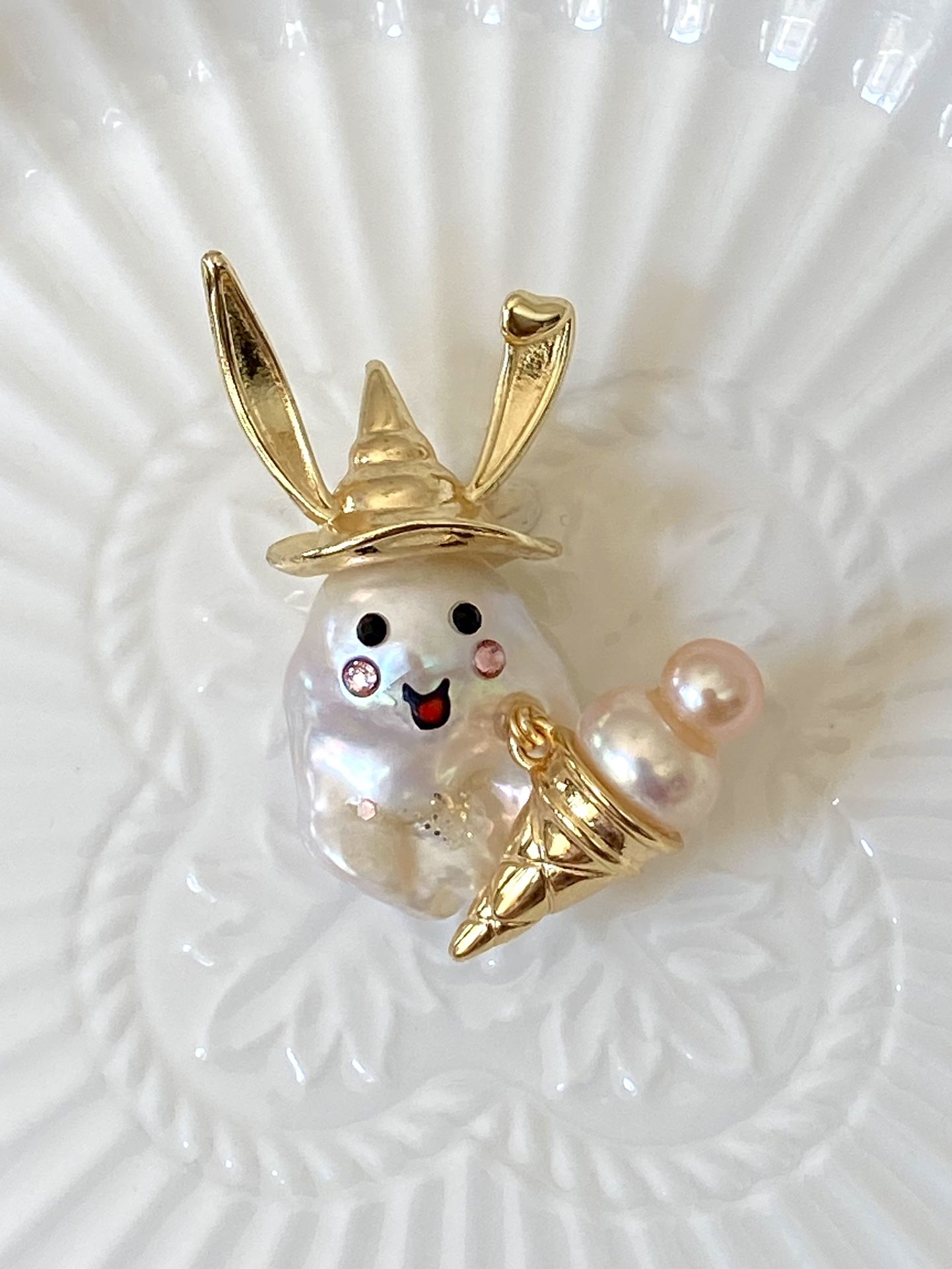 Flameball Pearl With Pearl Icecream Cone Bunny Pendant