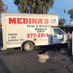 Toyota Enclosed  Truck 10ft .truck V6