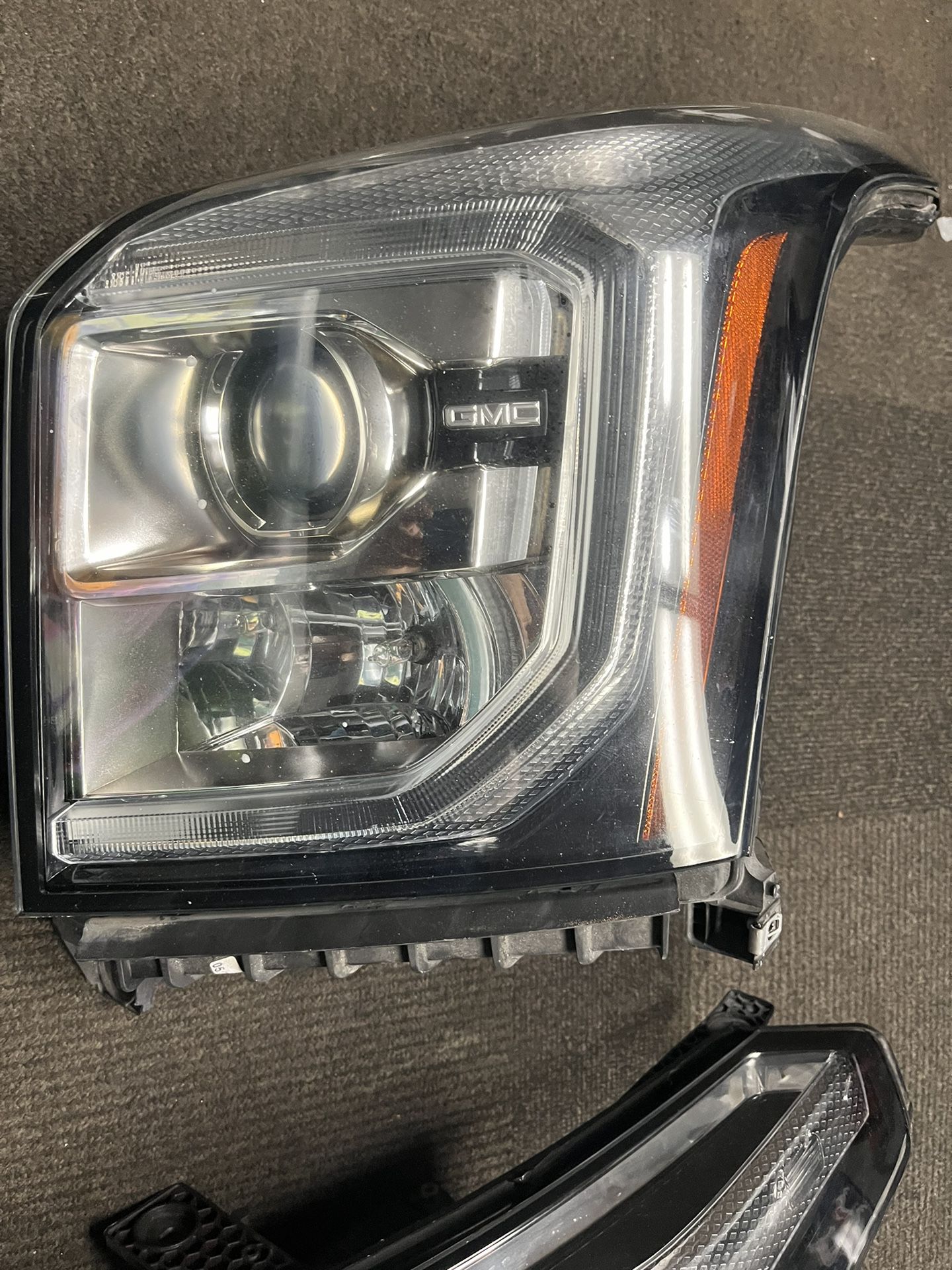 2018 Yukon GMC headlights driver side