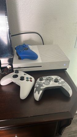 Xbox One S 1TB With 3 Controllers