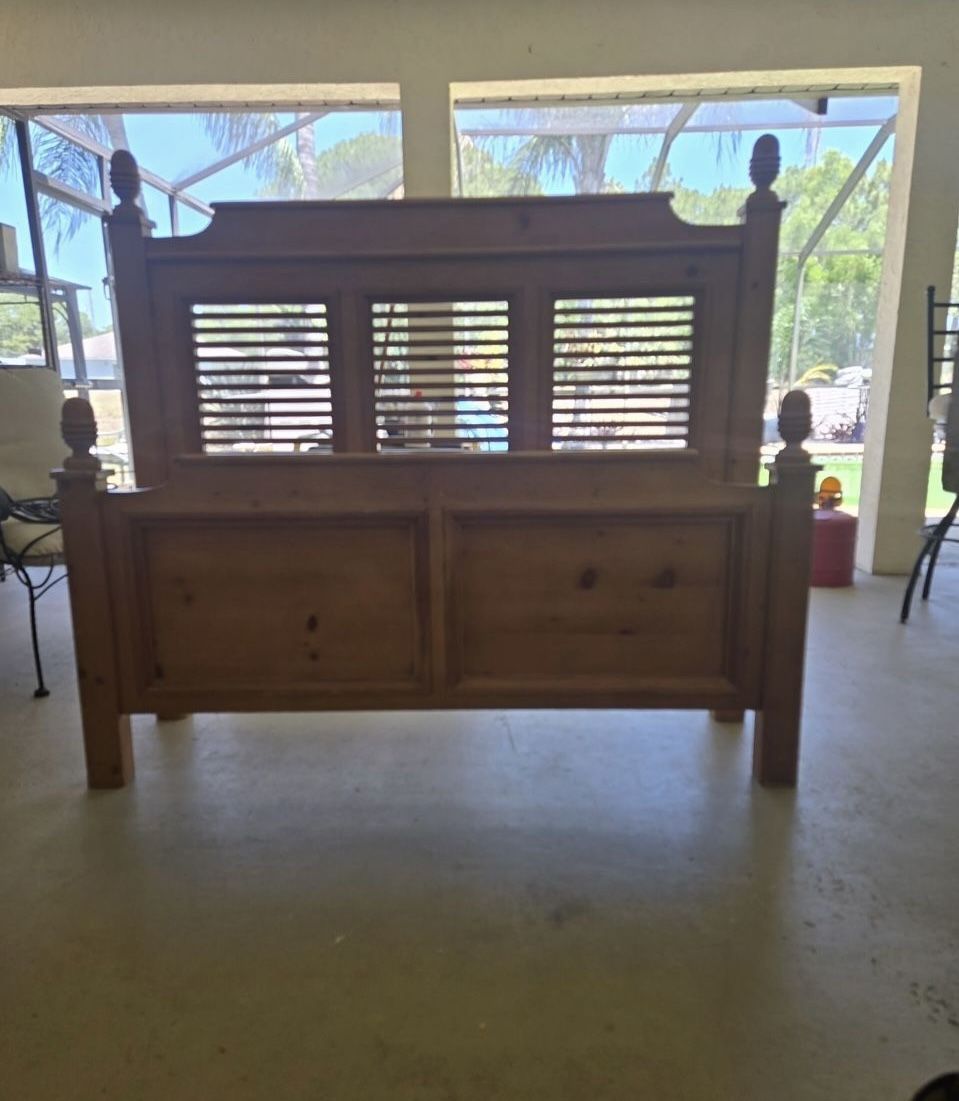 QUEEN BEDROOM SET -  Solid Wood with dresser & Mirror 