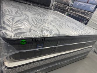 KING SIZE SEALY POSTUREPEDIC PLUS PILLOW TOP MATTRESS & BOX SPRINGS BED SET