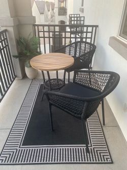 Like new, 3 piece Bistro Set, w/accent rug included