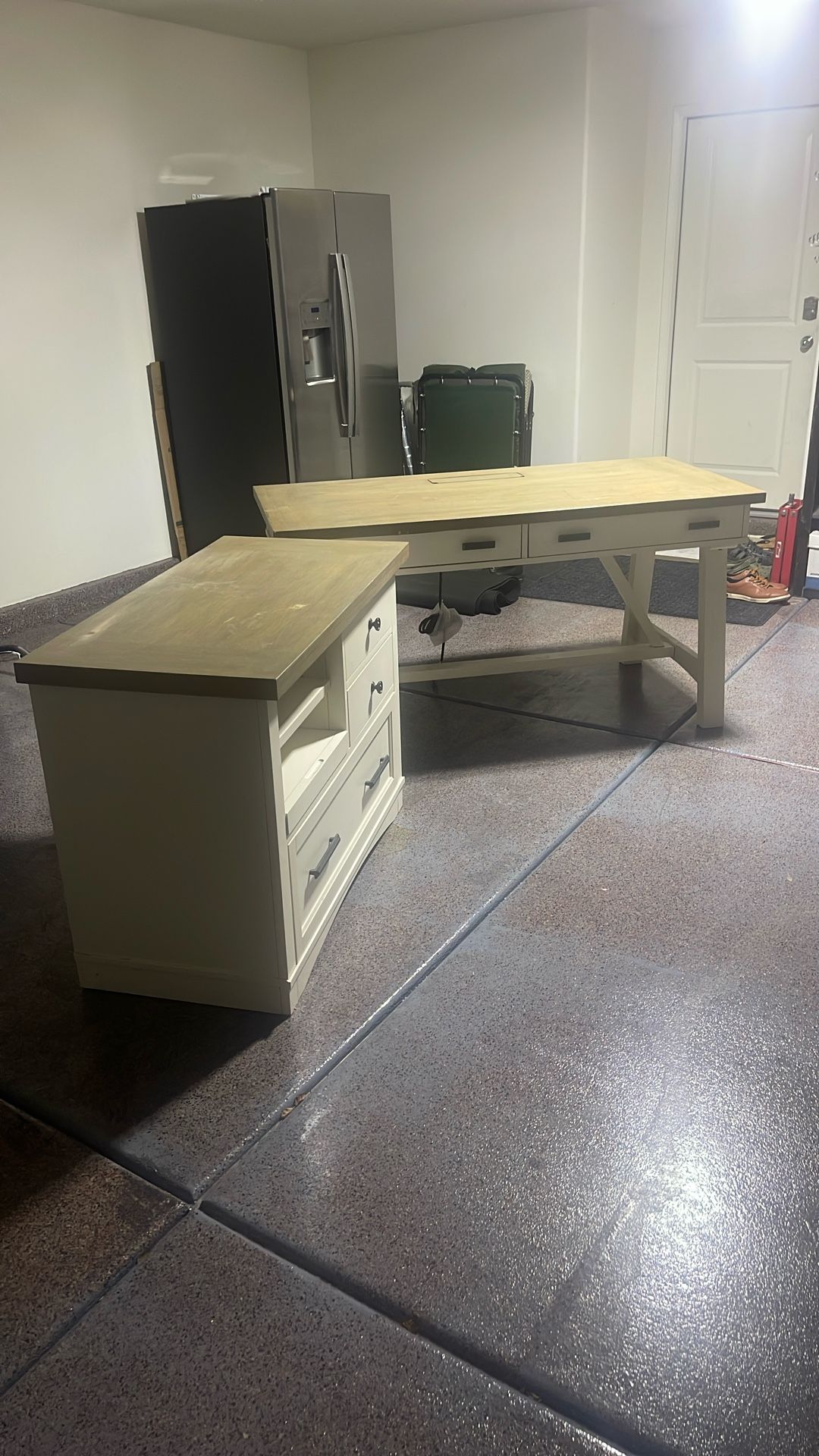 2 Desks