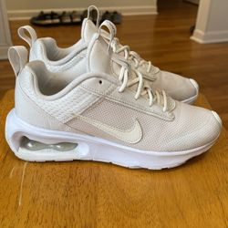 ALMOST NEW CONDITION NIKE AIR MAX SIZE 5 Women 