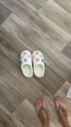 Girls Slippers Size 6