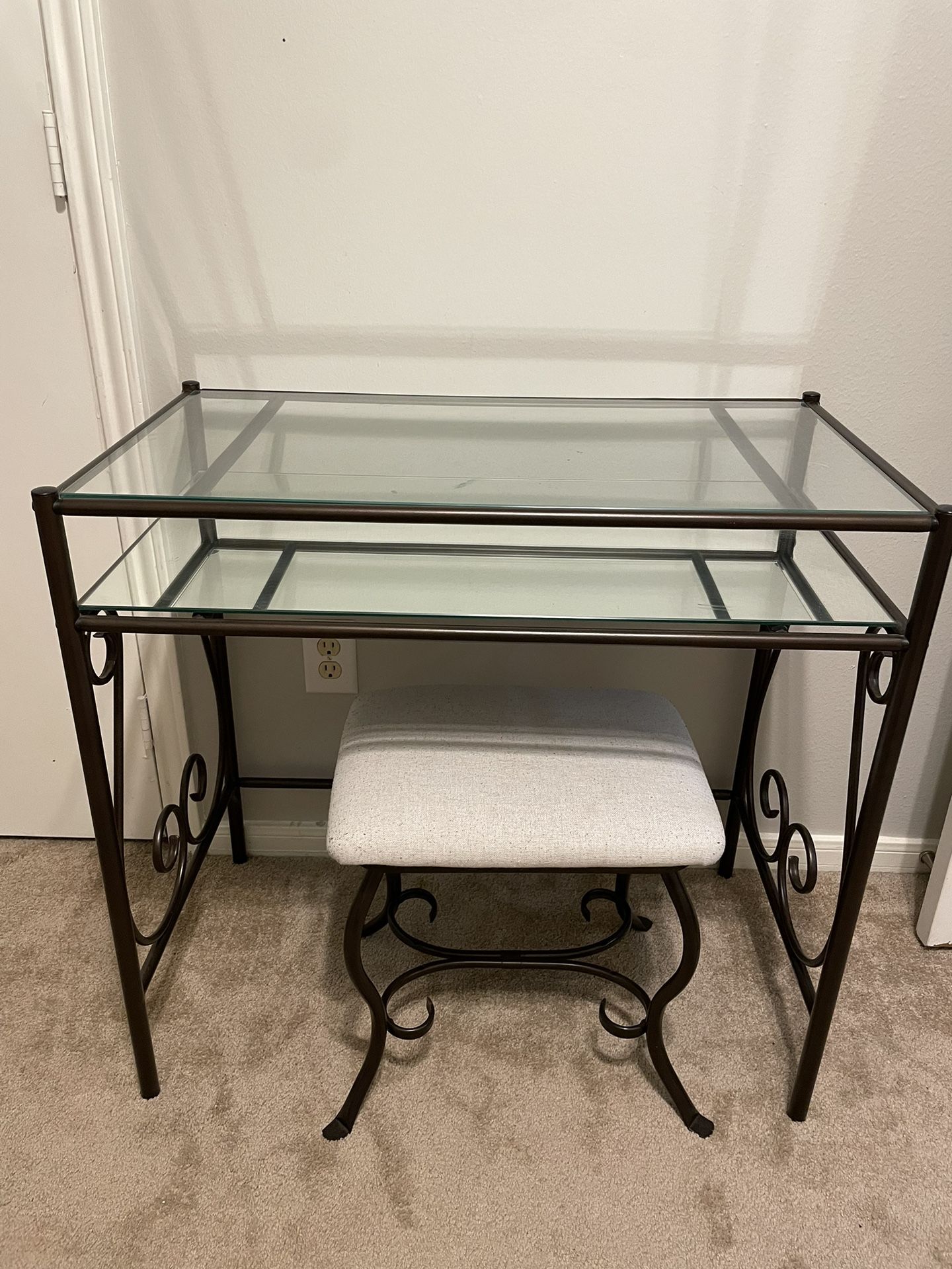 Small Vanity With Mirror And Stool